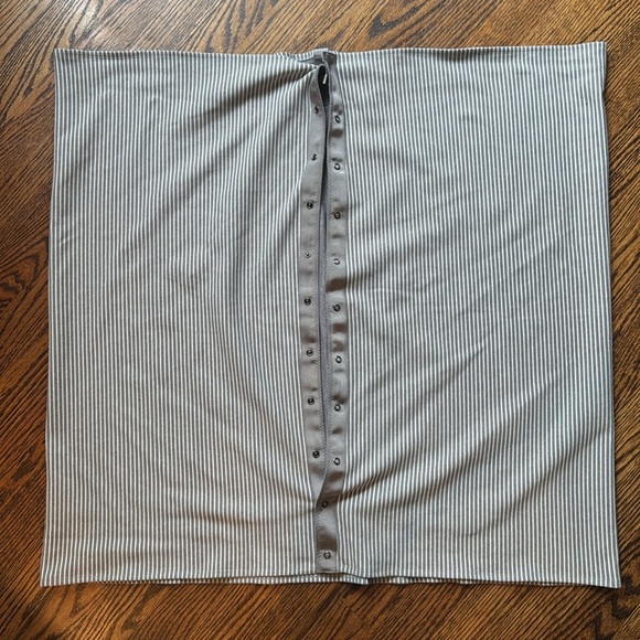 Lululemon Vinyasa Snap Scarf/Wrap/Cover Up Heathered Gray/White Stripe. - Picture 2 of 11